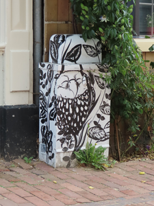 915115 Afbeelding van een zwartwit beschilderd elektriciteitskastje ter hoogte van de panden Springweg 80-82 te Utrecht.